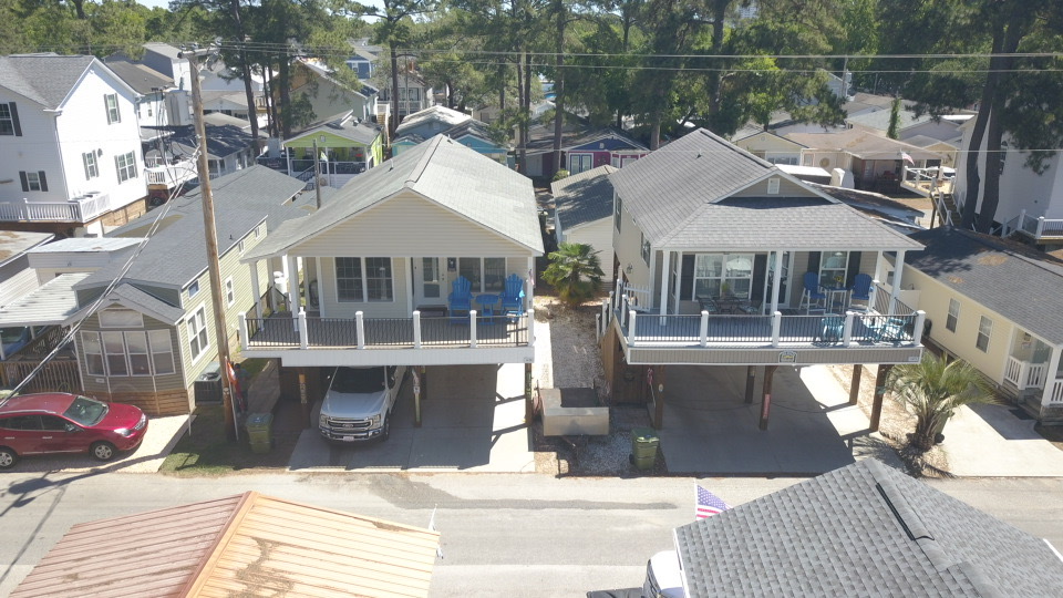 1670 OL Beach House alongside its sister cottage